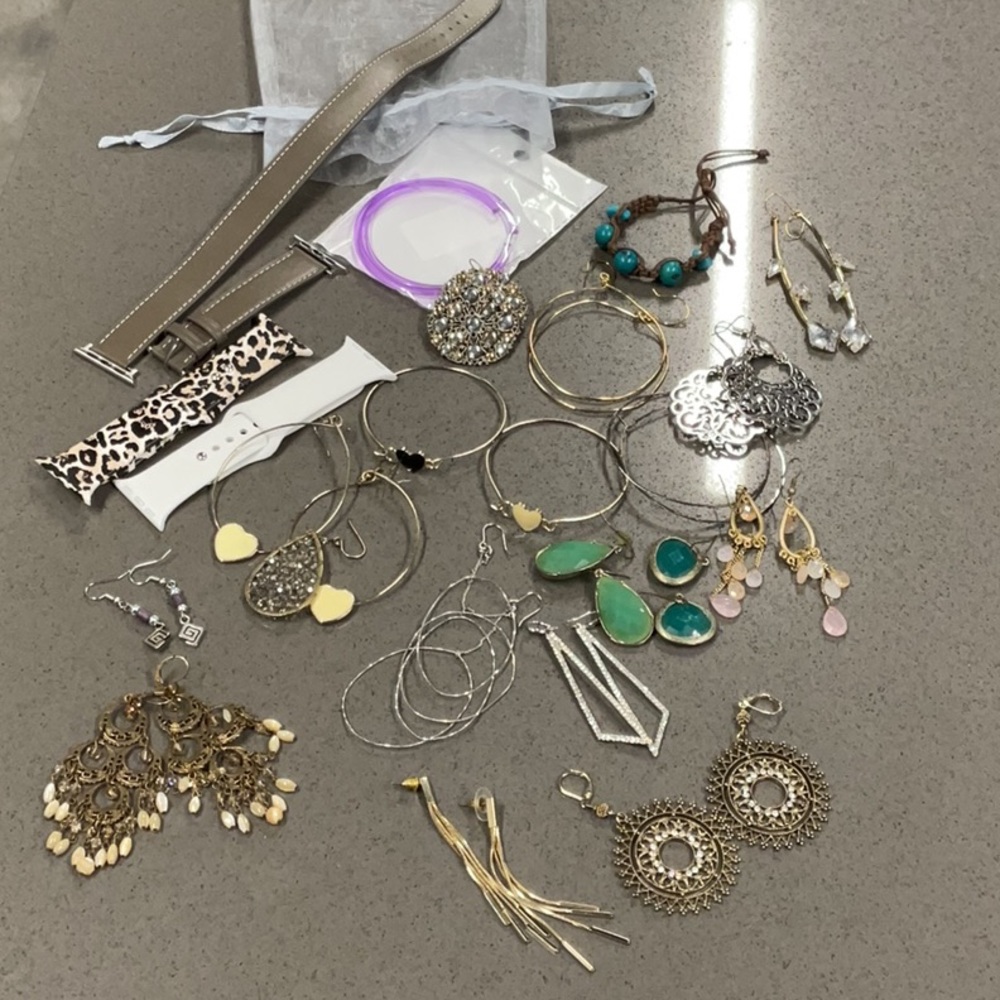 Women’s accessories 
Random jewelry